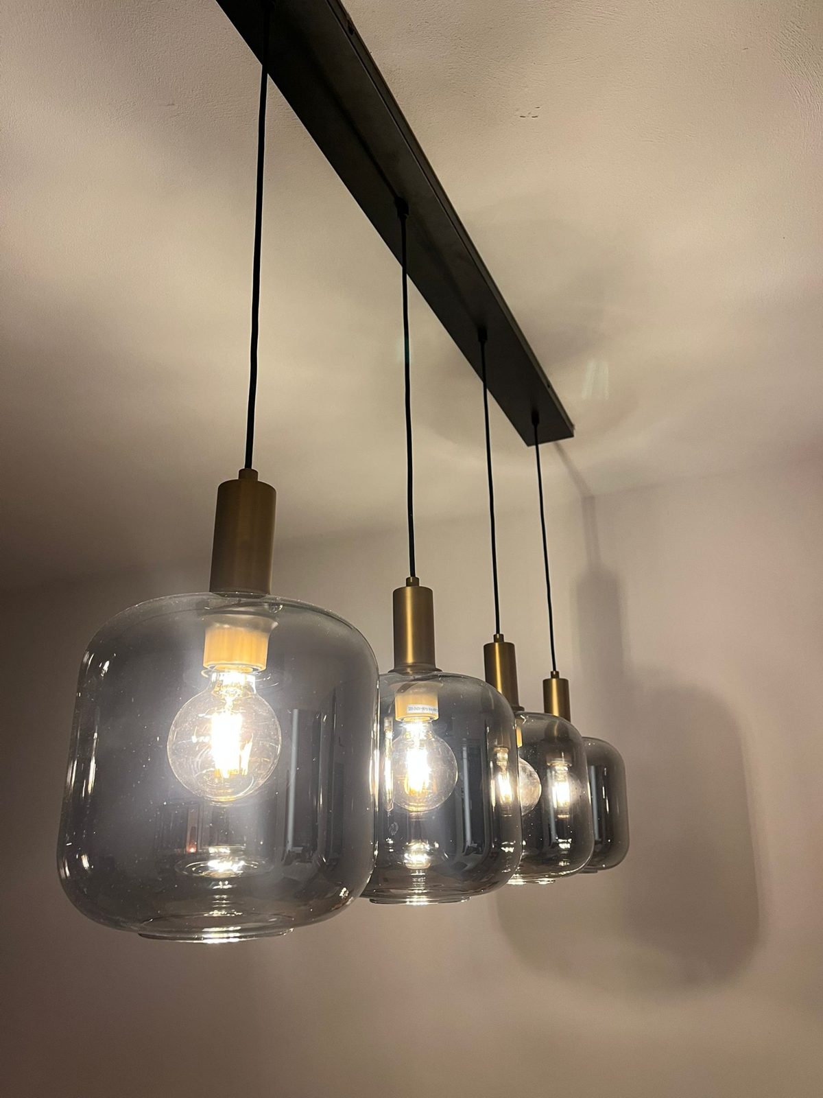 Opgehangen hanglamp met vier rookglazen kappen